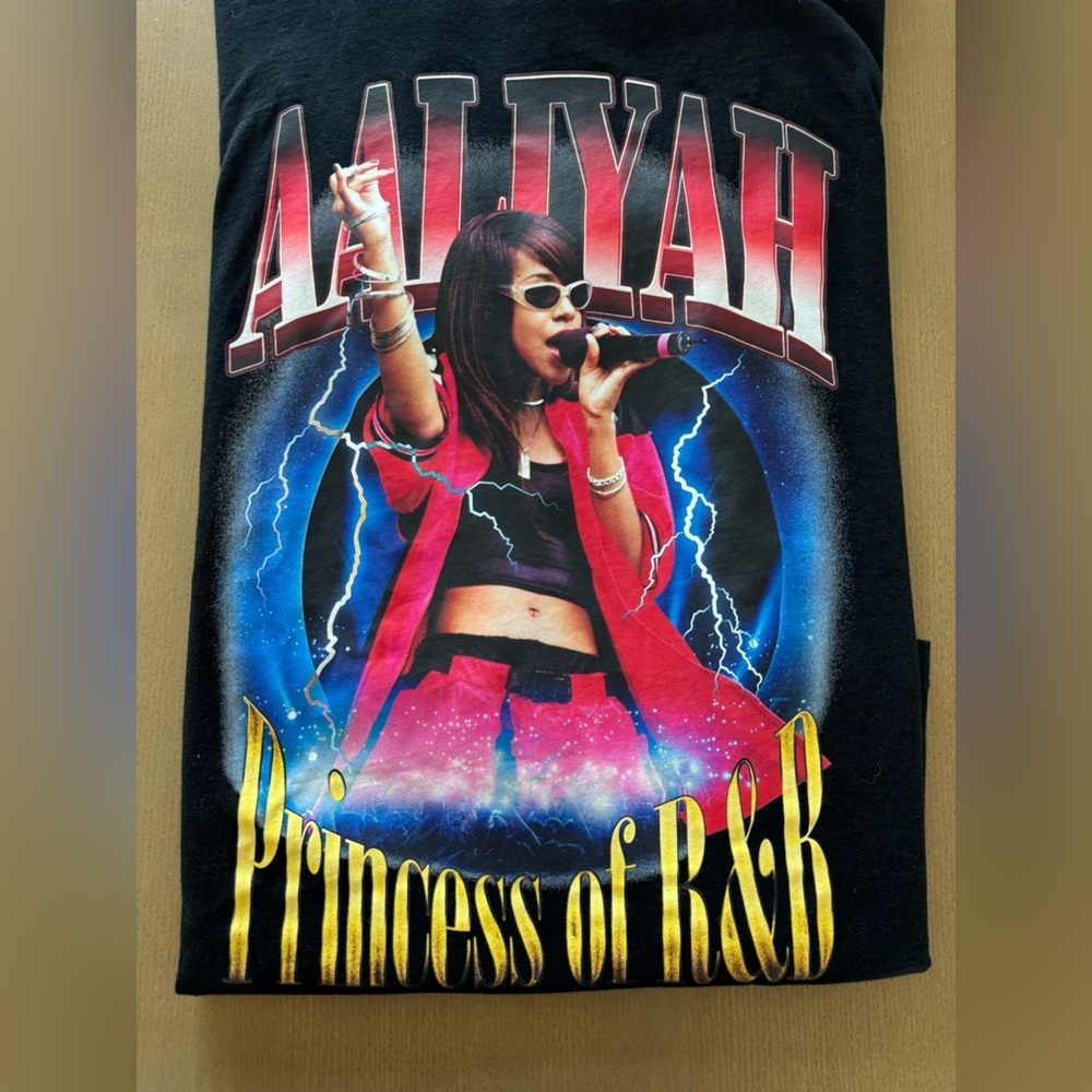 Black Graphic Aaliyah R&B Shoe Palace XL T-Shirt with Red and Blue Design - Picture 5 of 7